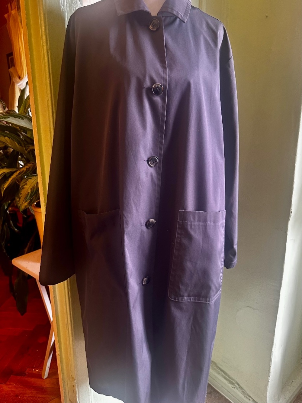 Bernardo raincoat, button front, patch pockets Large